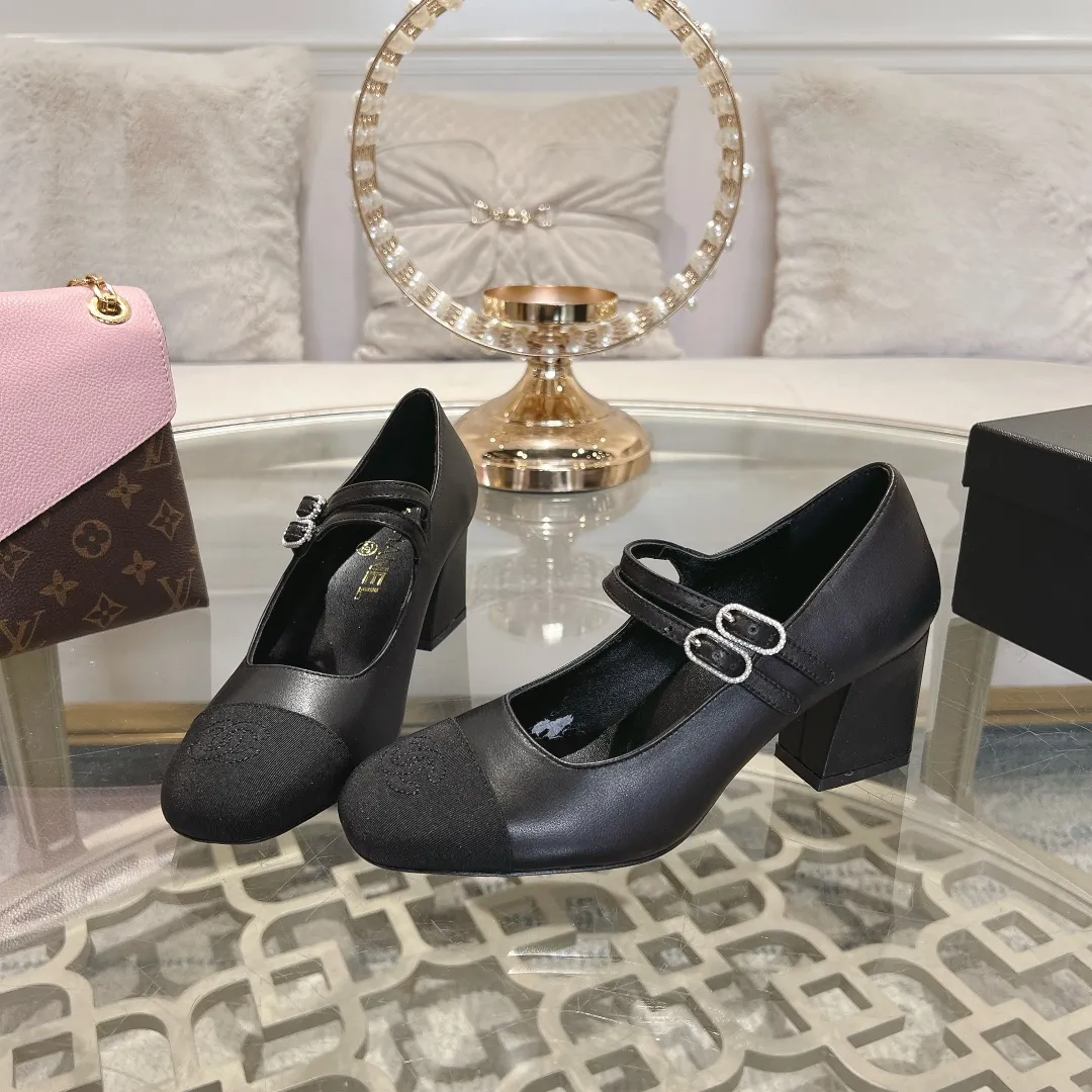 👟👟Ex-factory price 520👟👟 𝐂𝐇𝐀𝐍𝐄𝐋 | Xiaoxiang 2025 Mary Jane single shoe Macaron series ❤️ 2025 spring and summer new product Xiaoxiang Mary Jane single shoe series is new〰 🍬 A must-have in the fashion circle, the combination will interpret the meticulous, minimalist and classic elements that will never fade away 💋Show unique dressing style and it’s too beautiful to say anything. A must-have for summer... Upper: Sheepskin Lining: Sheepskin Outsole: Genuine leather sole Shoe size: 35-41 (40, 41 customization is non-refundable) Heel height: 1.5cm/6cm